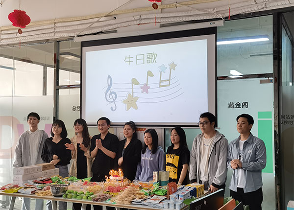 相親相愛一家親，祝深度網(wǎng)家人們生日快樂!